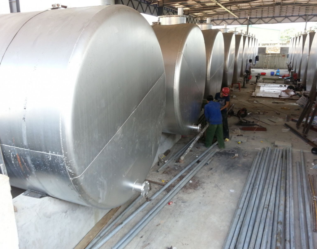 Các thiết bị phụ trợ như van an toàn, cảm biến... giúp đảm bảo an toàn và vận hành hiệu quả.